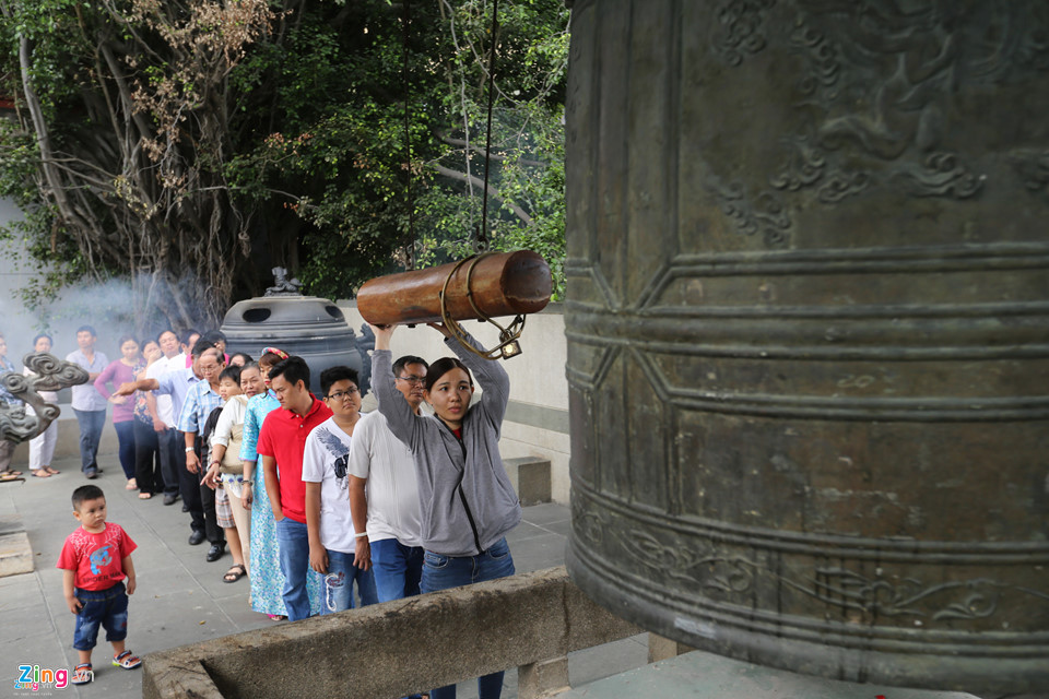 Người Sài Gòn xếp hàng để được gõ chuông chùa ngày đầu năm